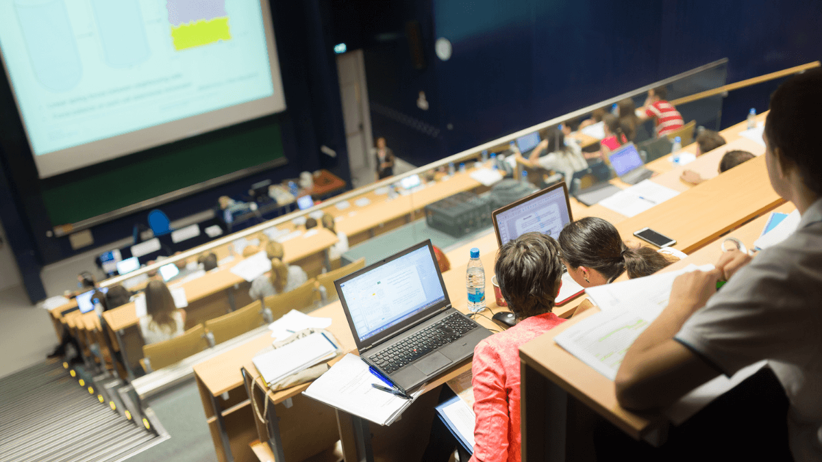 Czy polskie uczelnie są gotowe na neuroatypowych studentów? Wyniki największego polskiego badania o neuroróżnorodności na uczelniach